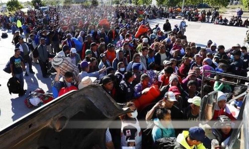 ΗΠΑ: Κοσμοσυρροή μεταναστών στα σύνορα με το Mεξικό